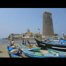 Der in Teilen vergoldete Murdeshwar-Tempel, darüber die Shiva-Statue und rechts der Gopuram